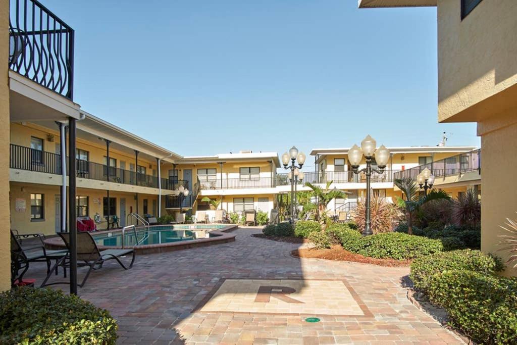 Beach Condo In Gated Complex, Heated Courtyard Pool, Ocean Only 1 Block Away! St. Pete Beach Exterior photo