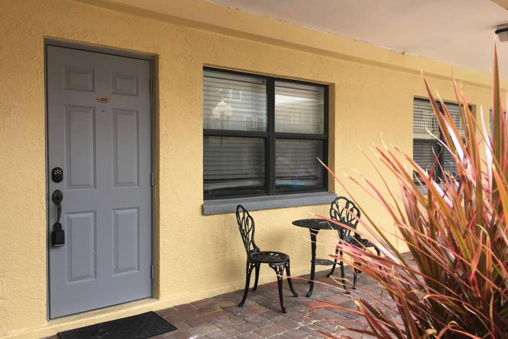 Beach Condo In Gated Complex, Heated Courtyard Pool, Ocean Only 1 Block Away! St. Pete Beach Exterior photo