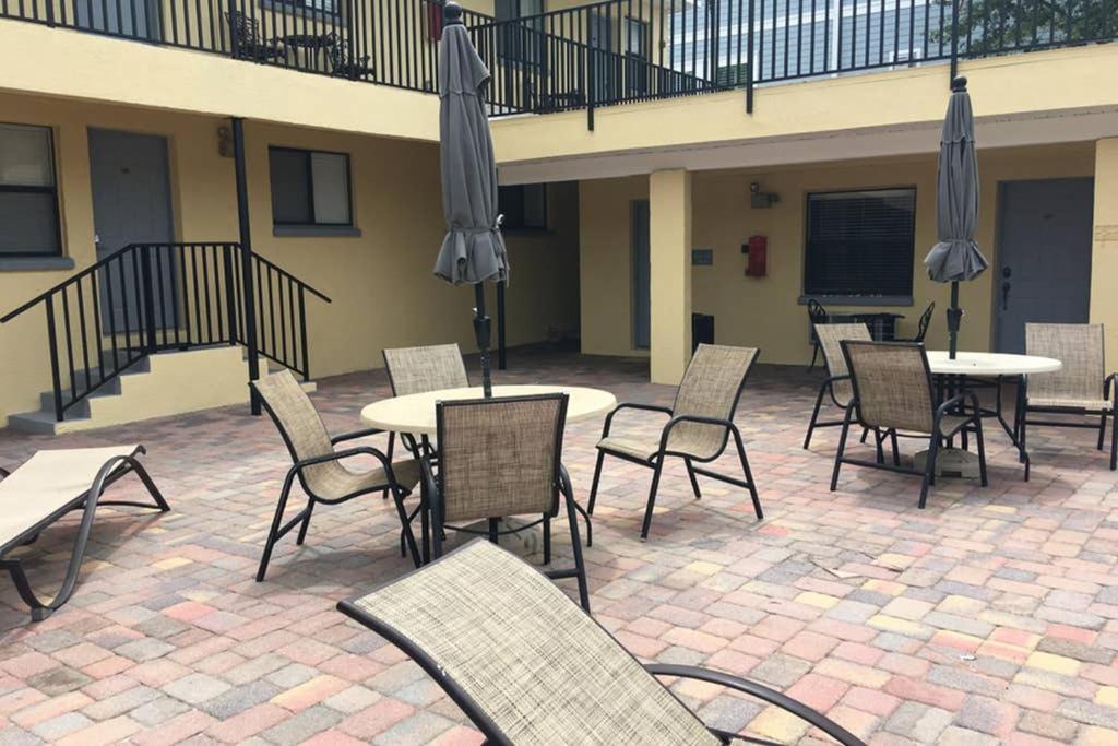 Beach Condo In Gated Complex, Heated Courtyard Pool, Ocean Only 1 Block Away! St. Pete Beach Exterior photo